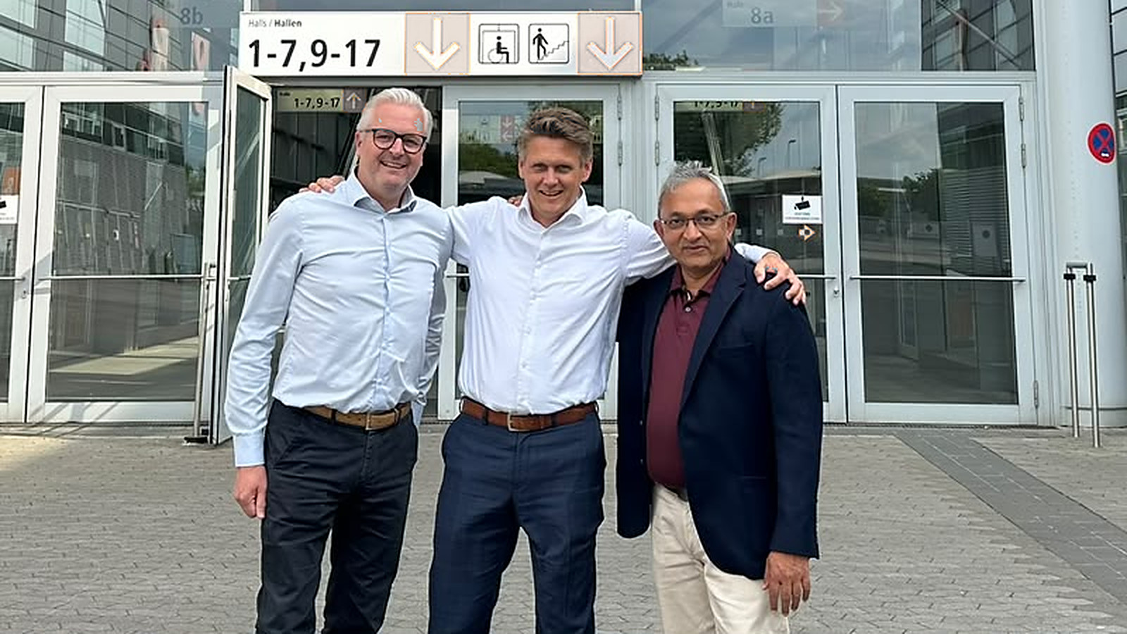 The MODULAR5 team Dilis Biesheuvel, Thijs Schepman and Vipul Vachhani of MODULAR5 in front of a trade fair hall